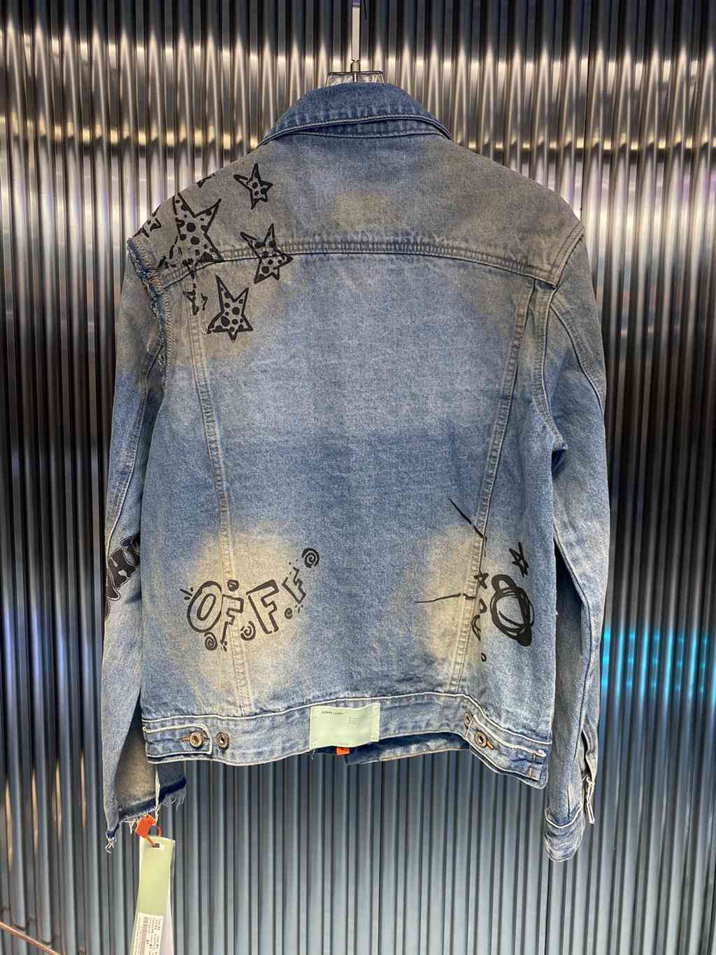 OFF WHITE
